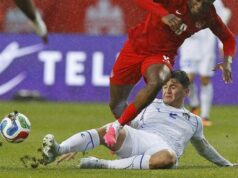 Správa: Kanaďan Ismael Kone (horúčka) vynechal tréning 1. júna 2026; Edmonton, Ontário, CAN; Stredopoliara Kanady Ismaela Koneho (8) rieši počas prvého polčasu na štadióne Commonwealthu obranca Uzbekistanu Abdukodir Khusanov (2). Povinný kredit: Perry Nelson-Imagn Images