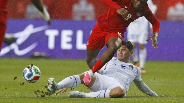 1. júna 2026; Edmonton, Ontário, CAN; Stredopoliara Kanady Ismaela Koneho (8) rieši počas prvého polčasu na štadióne Commonwealthu obranca Uzbekistanu Abdukodir Khusanov (2). Povinný kredit: Perry Nelson-Imagn Images