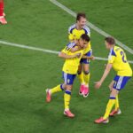 Futbal vo futbale – Majstrovstvá sveta vo futbale 2026 – Skupina F – Švédsko vs. Tunisko – Estadio Monterrey, Monterrey, Mexiko – 14. júna 2026 Švéd Yasin Ayari oslavuje svoj prvý gól so spoluhráčmi REUTERS/Raquel Cunha