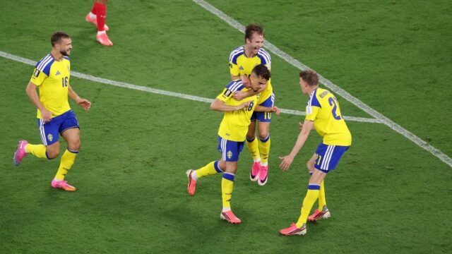 Skóre medzi Švédskom a Tuniskom LIVE, Majstrovstvá sveta vo futbale Futbal vo futbale – Majstrovstvá sveta vo futbale 2026 – Skupina F – Švédsko vs. Tunisko – Estadio Monterrey, Monterrey, Mexiko – 14. júna 2026 Švéd Yasin Ayari oslavuje svoj prvý gól so spoluhráčmi REUTERS/Raquel Cunha