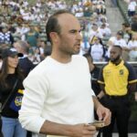 7. decembra 2024; Carson, Kalifornia, USA; Bývalý hráč LA Galaxy Landon Donovan sa pozerá pred MLS Cup 2024 proti New York Red Bulls v Dignity Health Sports Park. Povinný kredit: Jayne Kamin-Oncea-Imagn Images