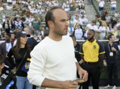 Landon Donovan odpálil leteckú spoločnosť po cestovnom fiasku na majstrovstvách sveta 7. decembra 2024; Carson, Kalifornia, USA; Bývalý hráč LA Galaxy Landon Donovan sa pozerá pred MLS Cup 2024 proti New York Red Bulls v Dignity Health Sports Park. Povinný kredit: Jayne Kamin-Oncea-Imagn Images