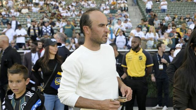 7. decembra 2024; Carson, Kalifornia, USA; Bývalý hráč LA Galaxy Landon Donovan sa pozerá pred MLS Cup 2024 proti New York Red Bulls v Dignity Health Sports Park. Povinný kredit: Jayne Kamin-Oncea-Imagn Images