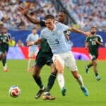 15. júna 2026; Miami Gardens, Florida, USA; Uruguajčan Manuel Ugarte v akcii so Saudskou Arábiou Mohamedom Kannom. Povinný kredit: Sam Navarro-Imagn Images