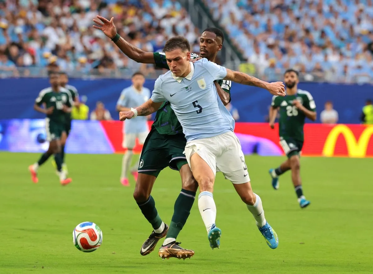 15. júna 2026; Miami Gardens, Florida, USA; Uruguajčan Manuel Ugarte v akcii so Saudskou Arábiou Mohamedom Kannom. Povinný kredit: Sam Navarro-Imagn Images