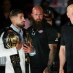 12. júna 2026; Washington, DC, USA; Ilia Topuria (vľavo) a Dana White sa pozerajú počas tlačovej konferencie k UFC Freedom 250 v Lincolnovom pamätníku. Povinný kredit: Amber Searls-Imagn Images