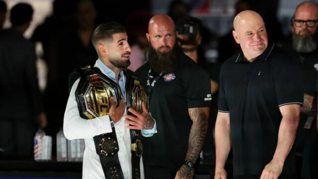 12. júna 2026; Washington, DC, USA; Ilia Topuria (vľavo) a Dana White sa pozerajú počas tlačovej konferencie k UFC Freedom 250 v Lincolnovom pamätníku. Povinný kredit: Amber Searls-Imagn Images