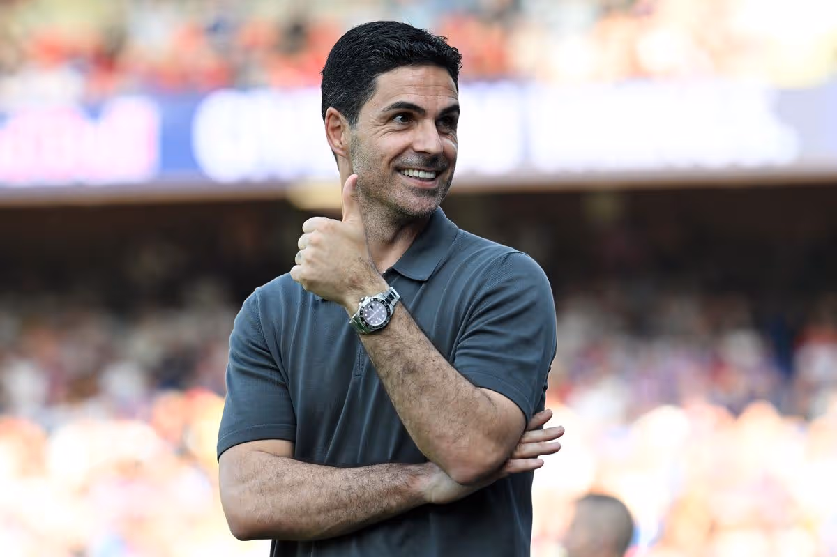 Mikel Arteta, manažér Arsenalu, ukazuje palec hore počas zápasu Premier League medzi Crystal Palace a Arsenalom