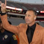 15. novembra 2025; Atény, Georgia, USA; Hlavný tréner Texas Longhorns Steve Sarkisian vchádza na štadión Sanford Stadium pred zápasom proti Georgia Bulldogs. Povinný kredit: Brett Davis-Imagn Images