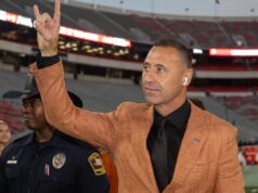 5-hviezdičkový CB John Meredith III si vybral Texas pred Texas A&M 15. novembra 2025; Atény, Georgia, USA; Hlavný tréner Texas Longhorns Steve Sarkisian vchádza na štadión Sanford Stadium pred zápasom proti Georgia Bulldogs. Povinný kredit: Brett Davis-Imagn Images