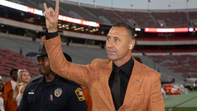 15. novembra 2025; Atény, Georgia, USA; Hlavný tréner Texas Longhorns Steve Sarkisian vchádza na štadión Sanford Stadium pred zápasom proti Georgia Bulldogs. Povinný kredit: Brett Davis-Imagn Images