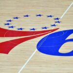 14. marca 2021; Philadelphia, Pensylvánia, USA; Logo Philadelphia 76ers na ihrisku z tvrdého dreva proti San Antonio Spurs vo Wells Fargo Center. Povinný kredit: Eric Hartline-Imagn Images