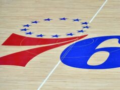 76ers menuje GM Cavaliers Mikea Ganseyho za šéfa basketbalových ops 14. marca 2021; Philadelphia, Pensylvánia, USA; Logo Philadelphia 76ers na ihrisku z tvrdého dreva proti San Antonio Spurs vo Wells Fargo Center. Povinný kredit: Eric Hartline-Imagn Images