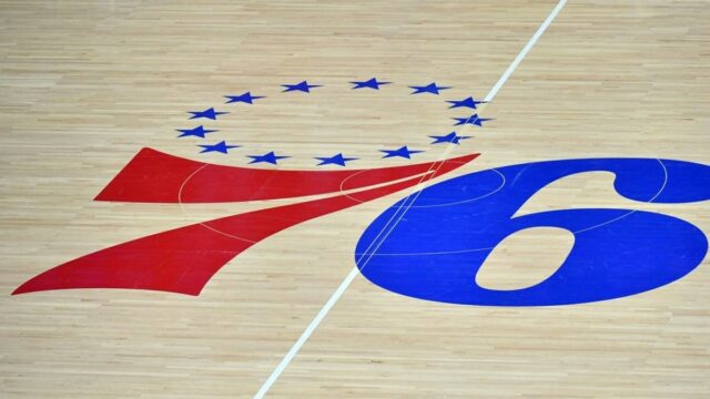 14. marca 2021; Philadelphia, Pensylvánia, USA; Logo Philadelphia 76ers na ihrisku z tvrdého dreva proti San Antonio Spurs vo Wells Fargo Center. Povinný kredit: Eric Hartline-Imagn Images