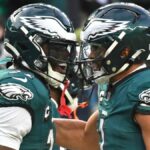 26. januára 2025; Philadelphia, PA, USA; Široký prijímač Philadelphia Eagles AJ Brown (11) a quarterback Jalen Hurts (1) oslavujú touchdown proti Washington Commanders v zápase NFC Championship na Lincoln Financial Field. Povinný kredit: Eric Hartline-Imagn Images
