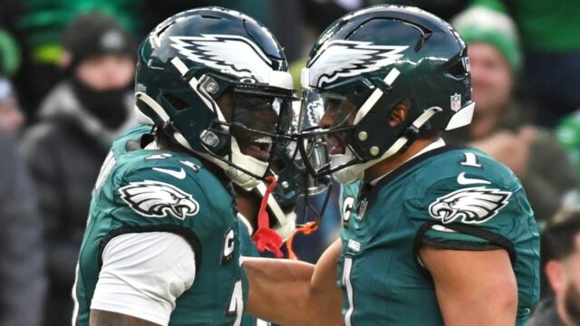26. januára 2025; Philadelphia, PA, USA; Široký prijímač Philadelphia Eagles AJ Brown (11) a quarterback Jalen Hurts (1) oslavujú touchdown proti Washington Commanders v zápase NFC Championship na Lincoln Financial Field. Povinný kredit: Eric Hartline-Imagn Images
