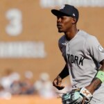 Druhý základný hráč New York Yankees Jazz Chisholm Jr. v poli v parku Comerica v Detroite