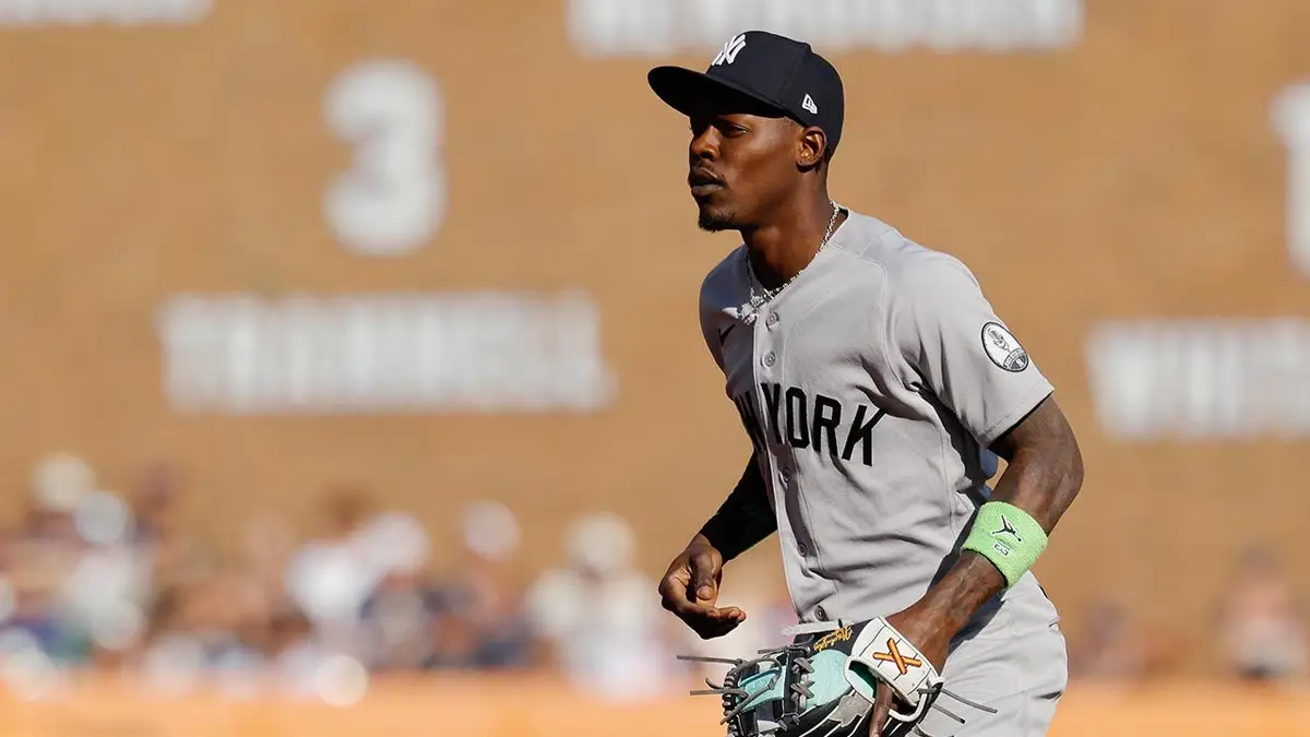 Druhý základný hráč New York Yankees Jazz Chisholm Jr. v poli v parku Comerica v Detroite