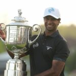 17. mája 2026; Newtown Square, Pennsylvania, USA; Aaron Rai reaguje trofejou po víťazstve v poslednom kole golfového turnaja PGA Championship. Povinný kredit: James Lang-Imagn Images
