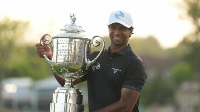 17. mája 2026; Newtown Square, Pennsylvania, USA; Aaron Rai reaguje trofejou po víťazstve v poslednom kole golfového turnaja PGA Championship. Povinný kredit: James Lang-Imagn Images