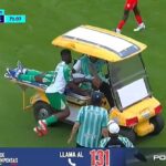 Futbalový zápas v Ekvádore sa bizarne zastavil po zrážke zdravotného vozíka s hráčom