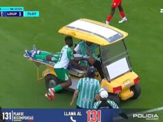 Absurdný moment lekársky vozík narazil do futbalistu, keď odvážal jeho zraneného spoluhráča z ihriska Futbalový zápas v Ekvádore sa bizarne zastavil po zrážke zdravotného vozíka s hráčom