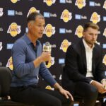 GM Lakers Rob Pelinka (vľavo) hovorí s novinármi počas úvodnej tlačovej konferencie pre Luku Dončiča (vpravo).