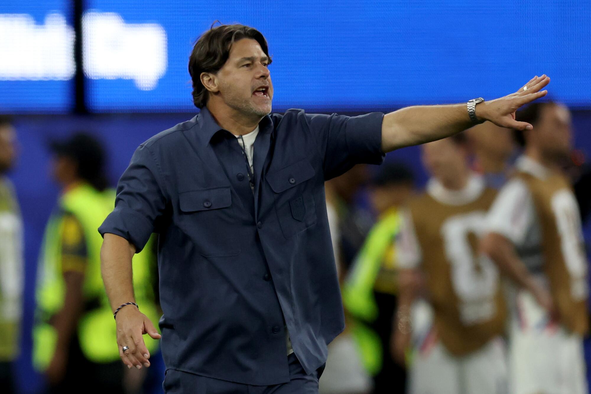 Tréner amerického futbalu mužov Mauricio Pochettino počas druhého polčasu zápasu svojho tímu proti Paraguaju na štadióne SoFi