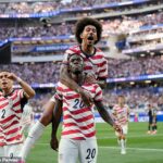 Folarin Balogun (dole) skóroval dvakrát, keď Spojené štáty zdolali Paraguaj 4:1 v Los Angeles
