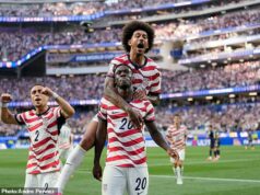 Ako Spojené štáty porazili Paraguaj v perfektnom otváracom zápase Svetového pohára: Muži Mauricia Pochettina podnecujú kampaň freestyle futbalom vhodným pre Hollywood, píše IAN HERBERT Folarin Balogun (dole) skóroval dvakrát, keď Spojené štáty zdolali Paraguaj 4:1 v Los Angeles
