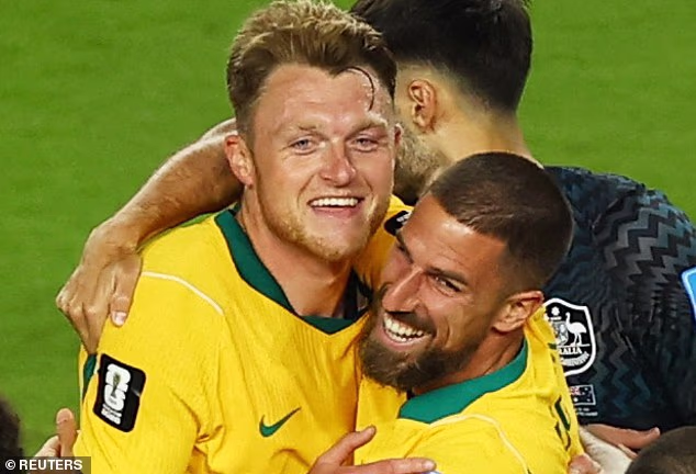 Harry Souttar (na obrázku vľavo) by sa mohol čoskoro pripojiť k ambicióznemu projektu Ryana Reynoldsa vo Wrexhame po tom, čo zapôsobil na Austráliu počas kampane Svetového pohára FIFA.