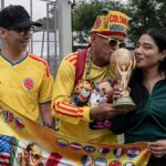Fanúšikovia z Kolumbie a Mexika bozkávajú repliku trofeje z majstrovstiev sveta pred štadiónom Mexico City dva dni pred začiatkom majstrovstiev sveta 2026 9. júna 2026