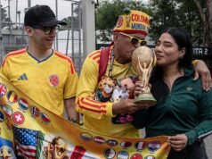 Ako dnes večer sledovať každý zápas Svetového pohára a na akých televíznych kanáloch sú hry Fanúšikovia z Kolumbie a Mexika bozkávajú repliku trofeje z majstrovstiev sveta pred štadiónom Mexico City dva dni pred začiatkom majstrovstiev sveta 2026 9. júna 2026