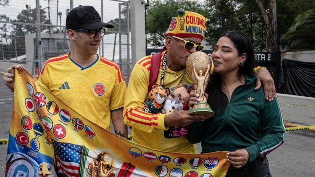   Fanúšikovia z Kolumbie a Mexika bozkávajú repliku trofeje z majstrovstiev sveta pred štadiónom Mexico City dva dni pred začiatkom majstrovstiev sveta 2026 9. júna 2026
