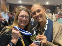 Ako matka s dcérou zachránili futbalového rozhodcu, ktorý v polovici zápasu dostal infarkt Rachel a Georgia Ploegsma (na obrázku) sú pripisované za záchranu života futbalového rozhodcu