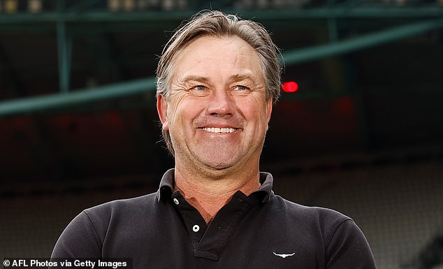 Tony Modra bol účastníkom zničujúcej autonehody, keď mu spadnutý konár prerazil čelné sklo