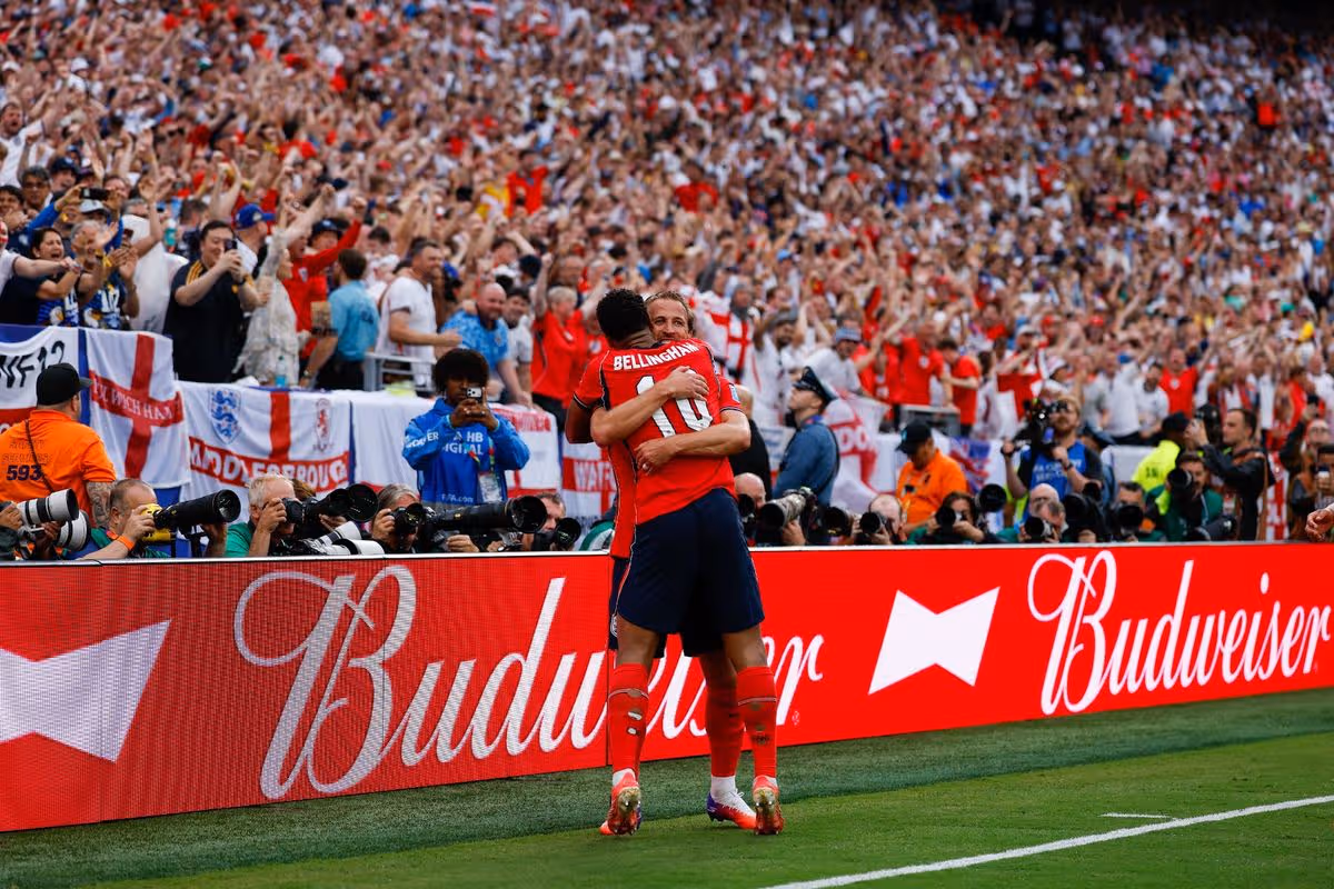 Kapitán anglického „skromného hrdinu“ Harry Kane oslavuje s Jude Bellinghamom