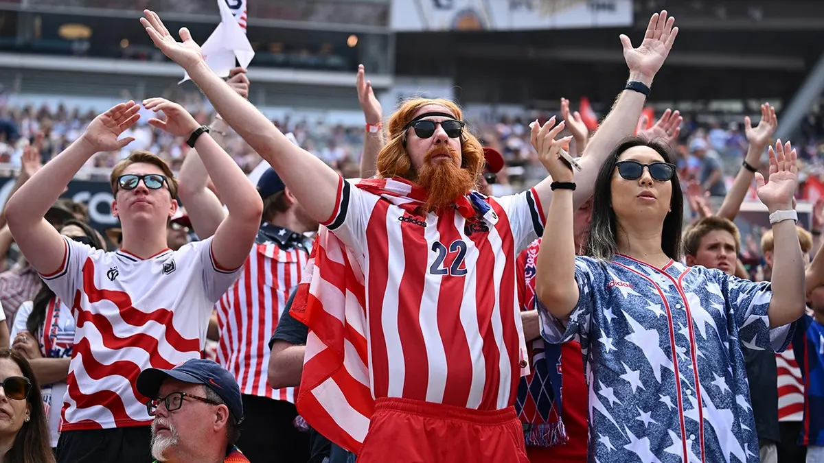 Fanúšikovia Spojených štátov povzbudzujú pred medzinárodným priateľským zápasom na Soldier Field v Chicagu