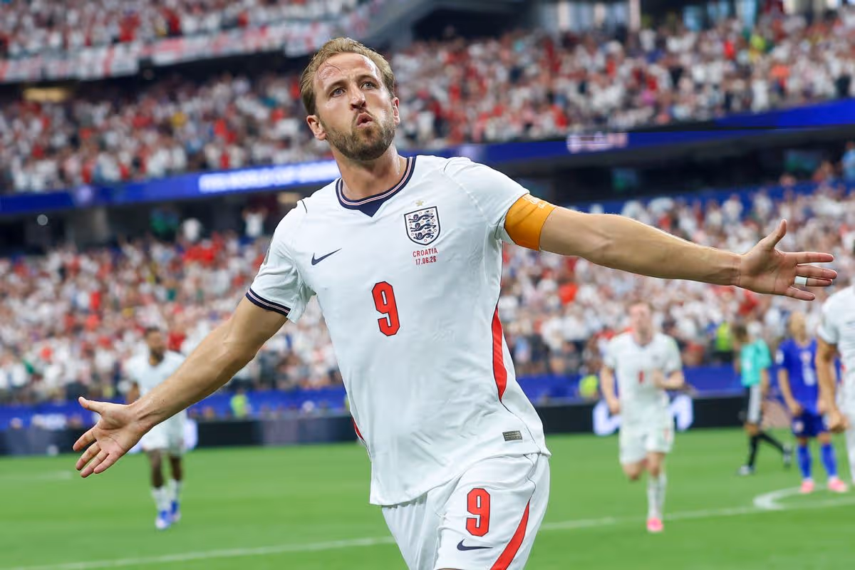 Harry Kane z Anglicka oslavuje strelenie druhého gólu svojho tímu počas zápasu L-skupiny majstrovstiev sveta 2026 medzi Anglickom a Chorvátskom na štadióne Dallas 17. júna 2026 v Dallase v Texase.
