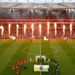 Celkový pohľad na štadión počas pyrotechnickej prehliadky, keď hráči vychádzajú pred zápasom Premier League medzi Arsenalom a Burnley na Emirates Stadium.