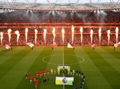 Ako získať vstupenky na turné Emirates Stadium a odfotiť sa s trofejou Premier League Celkový pohľad na štadión počas pyrotechnickej prehliadky, keď hráči vychádzajú pred zápasom Premier League medzi Arsenalom a Burnley na Emirates Stadium.