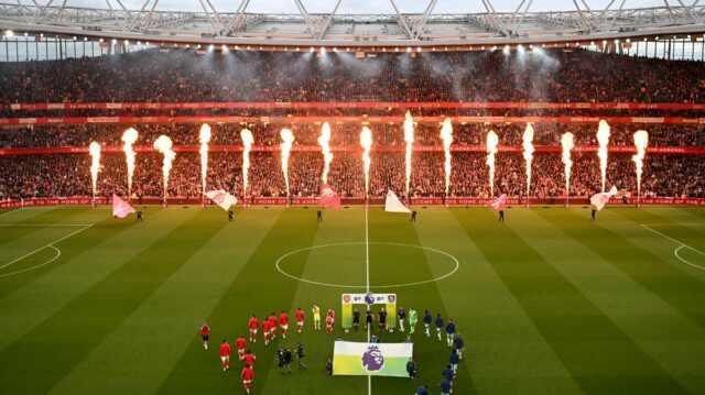 Ako získať vstupenky na turné Emirates Stadium a odfotiť sa Celkový pohľad na štadión počas pyrotechnickej prehliadky, keď hráči vychádzajú pred zápasom Premier League medzi Arsenalom a Burnley na Emirates Stadium.