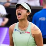 Alex Eala oslavuje po zápase na Berlin Open. Porazila Elenu Rybakinu a Elinu Svitolinovú a dostala sa do semifinále