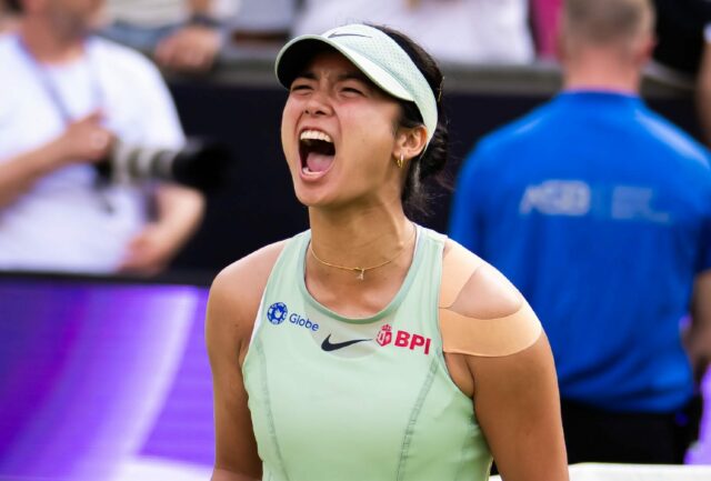 Alex Eala oslavuje po zápase na Berlin Open. Porazila Elenu Rybakinu a Elinu Svitolinovú a dostala sa do semifinále