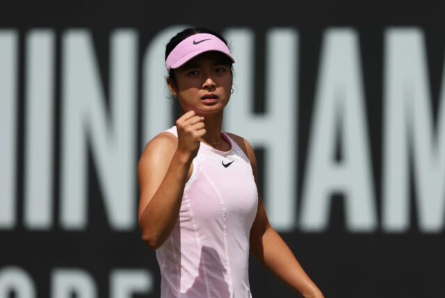 Alex Eala prešiel okolo Aliny Charaevovej a dostal sa do štvrťfinále v Birminghame