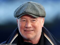 Ally McCoist kritizujú diváci majstrovstiev sveta za to, že sa pýtala, prečo fanúšikovia vypískali kapitána Achrafa Hakimiho podozrivého zo znásilnenia v Maroku. Bývalá škótska futbalistka a televízna expertka Ally McCoist bola fanúšikmi kritizovaná za to, že nevedela, prečo bol Achraf Hakimi vypískaný.
