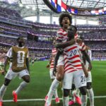 Americký útočník Folarin Balogun oslavuje skórovanie proti Paraguaju počas zápasu majstrovstiev sveta na štadióne SoFi.