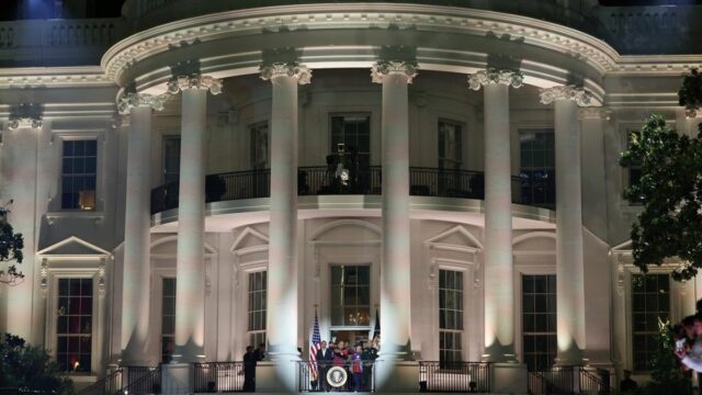 14. júna 2026; Washington, DC, SPOJENÉ ŠTÁTY; Alex Pereira odchádza pred zápasom proti Ciryl Gane (nie je na obrázku) počas UFC Freedom 250 na White House South Lawn. Povinný kredit: Amber Searls-Imagn Images