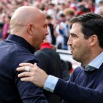 Hlavní tréneri Arne Slot z Liverpoolu a Andoni Iraola z Bournemouthu počas zápasu Premier League medzi FC Liverpool a AFC Bournemouth na Anfielde