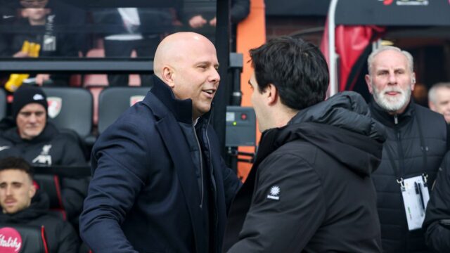 BOURNEMOUTH, ANGLICKO - 1. FEBRUÁRA: Hlavní tréneri Arne Slot z Liverpoolu s Andonim Iraolom z Bournemouthu počas zápasu Premier League medzi AFC Bournemouth a Liverpool FC na Vitality Stadium 1. februára 2025 v anglickom Bournemouthe. (Foto Robin Jones - AFC Bournemouth/AFC Bournemouth cez Getty Images)